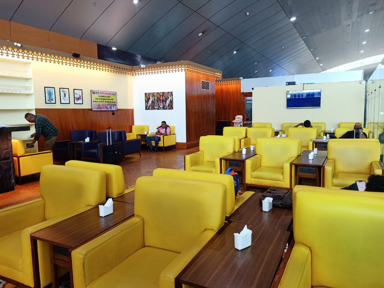 The Lounge (International) - interior view 2